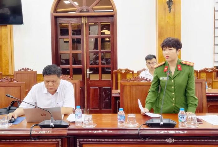  Thượng tá Ksor H’Bơ Khắp - Phó Giám đốc Công an tỉnh báo cáo kết quả xác minh ban đầu, tiến độ điều tra và các nội dung liên quan đến nguyên nhân vụ cháy tàu cá. Ảnh: Dũng Nhân 