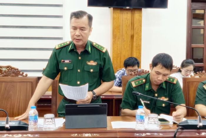  Thượng tá Phạm Bảo Ân - Phó Trưởng phòng Nghiệp vụ, Ban Chỉ huy Bộ đội Biên phòng tỉnh báo cáo tại cuộc họp. Ảnh: Dũng Nhân 