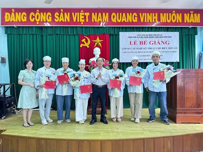  Trao chứng chỉ cho học viên tại lễ bế giảng. Ảnh: Lan Hương 