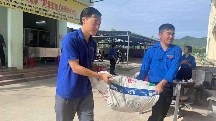 Anh Lê Huy Thục (bìa trái) tích cực tham gia các hoạt động tình nguyện.