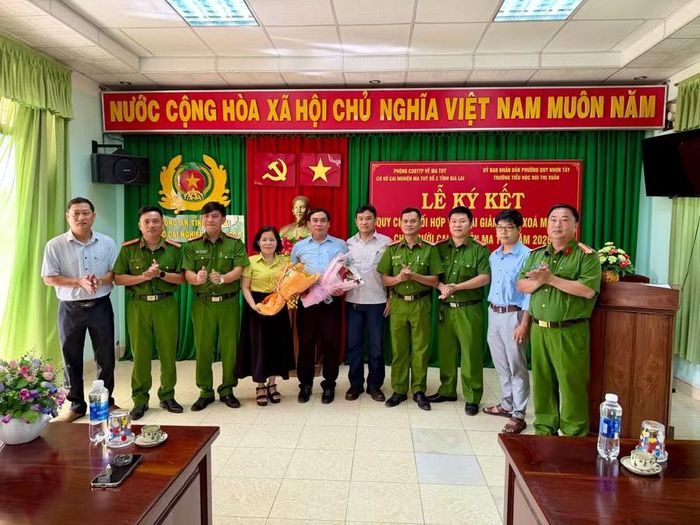  Cơ sở cai nghiện ma túy số 2 tỉnh Gia Lai phối hợp với Trường Tiểu học Bùi Thị Xuân (phường Quy Nhơn Tây) triển khai các lớp xóa mù chữ cho học viên tại cơ sở. Ảnh: Nguyễn Chơn 
