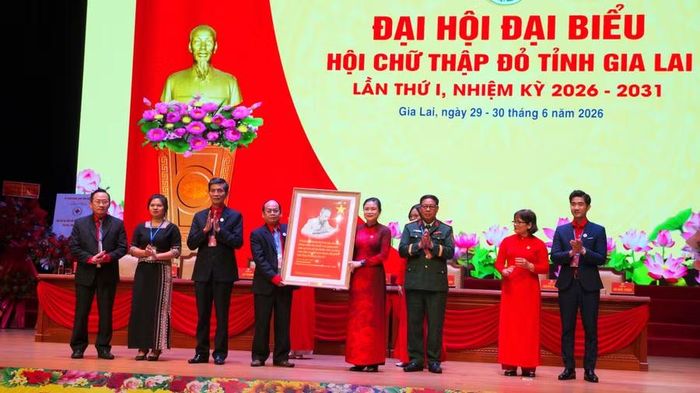  Trung ương Hội Chữ thập đỏ Việt Nam tặng Đại hội bức ảnh Chủ tịch Hồ Chí Minh và lời dạy của Người về tinh thần nhân đạo. Ảnh: Nguyễn Muội 