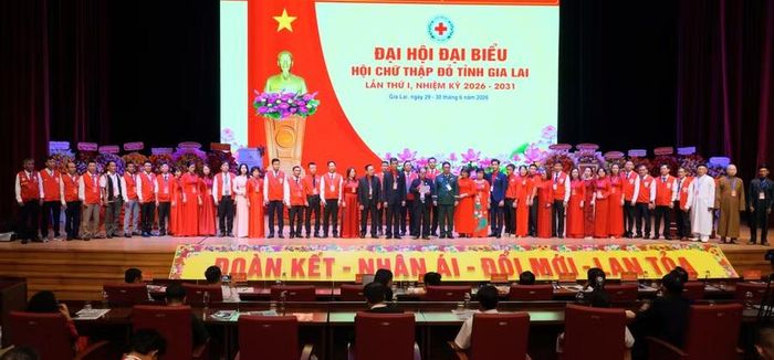  Ban chấp hành Hội Chữ thập đỏ tỉnh khóa I ra mắt Đại hội. Ảnh: Nguyễn Muội 
