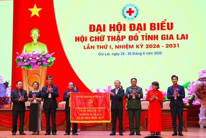  Bí thư Tỉnh ủy Thái Đại Ngọc (thứ 4 từ phải sang) tặng bức trướng của Ban chấp hành Đảng bộ tỉnh dành cho Đại hội. Ảnh: Nguyễn Muội 