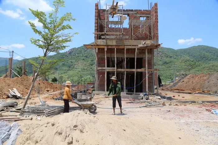  Vợ chồng ông Mai Công Khải xây dựng ngôi nhà kiên cố tại khu TĐC Chánh Thắng. Ảnh: T.S 