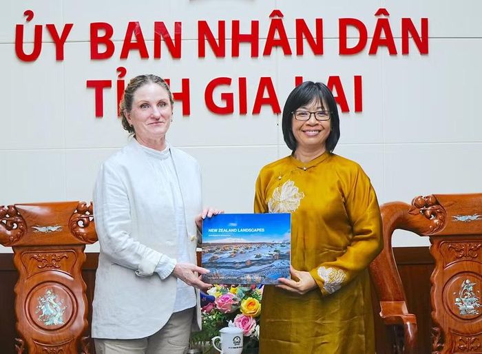  Đại sứ New Zealand tại Việt Nam Caroline Beresford trao quà lưu niệm cho Phó Chủ tịch UBND tỉnh Nguyễn Thị Thanh Lịch. Ảnh: Bình Dương 