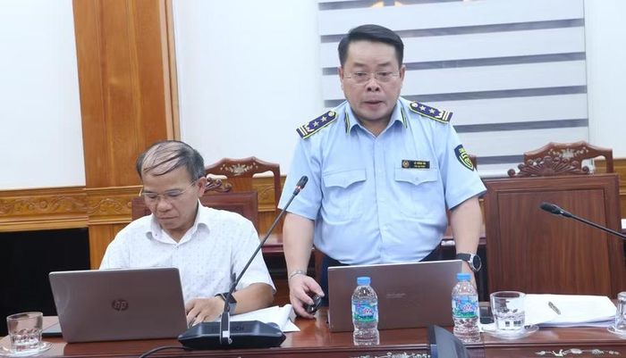  Chi cục trưởng Chi cục Quản lý thị trường tỉnh Lê Hồng Hà báo cáo tại hội nghị. Ảnh: Quang Tấn 