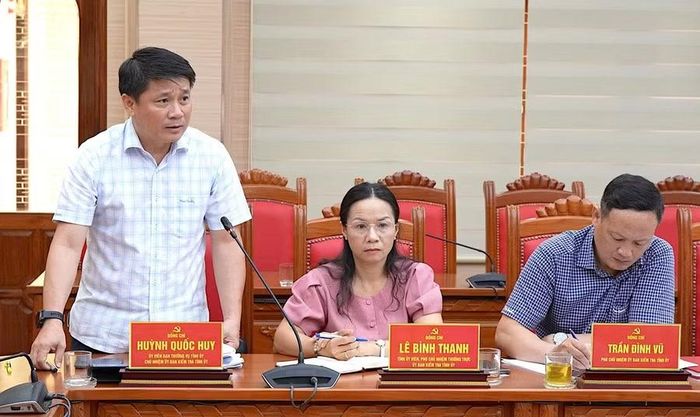  Chủ nhiệm Ủy ban Kiểm tra Tỉnh ủy Huỳnh Quốc Huy báo cáo kết quả công tác kiểm tra, giám sát và thi hành kỷ luật của Đảng 6 tháng đầu năm; phương hướng, nhiệm vụ 6 tháng cuối năm 2026. Ảnh: D.N 