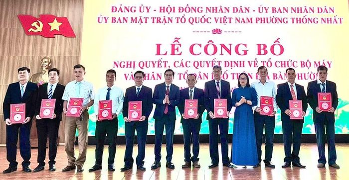 Lãnh đạo UBND phường trao quyết định cho các tổ trưởng tổ dân phố mới. Ảnh: Phương Thảo 