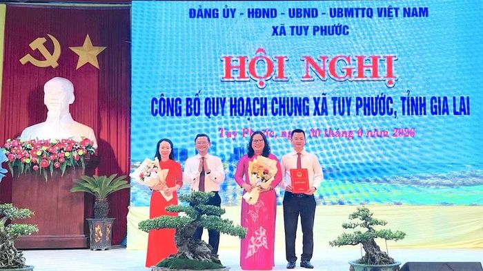  Phó Chủ tịch UBND tỉnh Nguyễn Tự Công Hoàng trao Quyết định Quy hoạch chung xã Tuy Phước đến năm 2045. Ảnh: Phan Tuấn 
