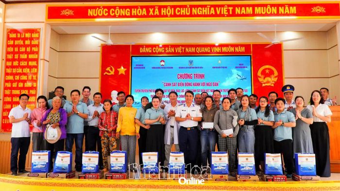 Nhiều năm qua, đơn vị duy trì hiệu quả chương trình "Cảnh sát biển đồng hành với ngư dân".