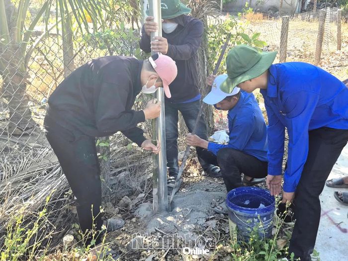 Đoàn viên, thanh niên xã Hòa Trí thực hiện mô hình dân vận khéo "Thắp sáng đường quê bằng năng lượng mặt trời".