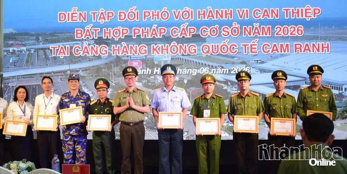 Đại tá Vũ Văn Quân trao giấy khen cho các tập thể.