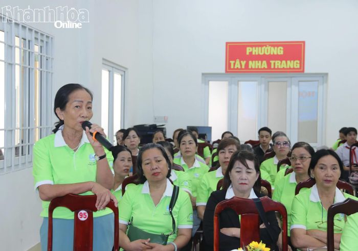 Cán bộ chi hội phụ nữ nêu ý kiến, chia sẻ tại hội nghị.
