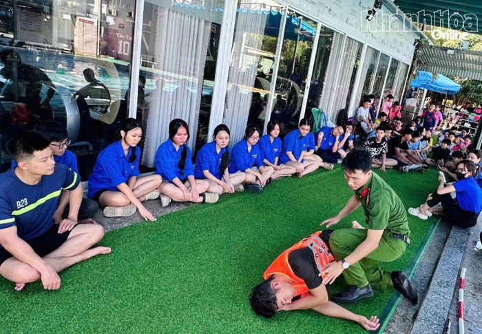 Đoàn viên, thanh niên được phổ biến kỹ năng sơ cứu người bị đuối nước.