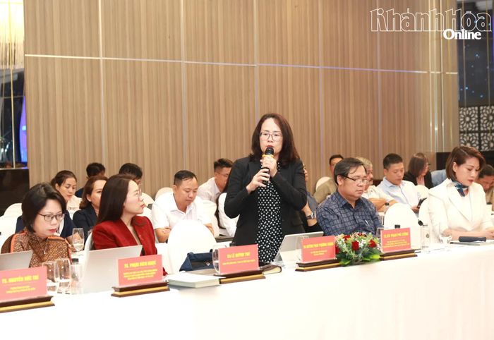 Bà Huỳnh Phan Phương Hoàng - Phó Tổng Giám đốc Công ty Cổ phần Du lịch Vietravel phát biểu tại hội thảo.