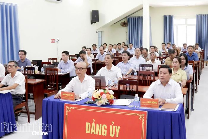 Đồng chí Lâm Đông và các đại biểu tham dự hội nghị tại điểm cầu Đảng ủy phường Ba Ngòi. Ảnh: Thanh Long.