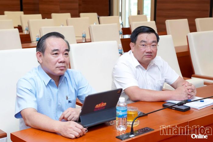 Đồng chí Lê Hữu Trí - Phó Trưởng đoàn chuyên trách Đoàn Đại biểu Quốc hội tỉnh và đồng chí Trịnh Minh Hoàng - Phó Chủ tịch UBND tỉnh tham dự hội nghị tại điểm cầu Tỉnh ủy Khánh Hòa.