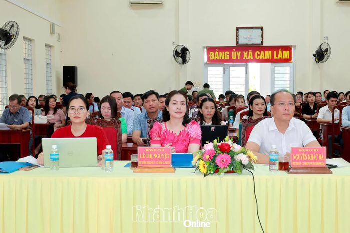 Đồng chí Nguyễn Khắc Hà và các đại biểu tham dự hội nghị tại điểm cầu xã Cam Lâm. Ảnh: Thái Thịnh.