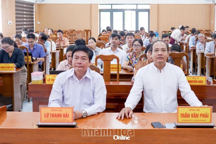 Đồng chí Lữ Thanh Hải - Ủy viên Ban Thường vụ Tỉnh ủy, Phó Chủ tịch Thường trực HĐND tỉnh và các đại biểu tham dự hội nghị tại điểm cầu xã Hòa Trí. Ảnh: Hoàng Đức.