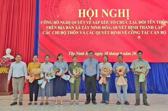 Lãnh đạo xã tặng hoa tri ân những người thôi công tác ở thôn.