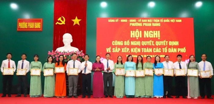 Lãnh đạo phường Phan Rang tặng giấy khen cho các cá nhân.