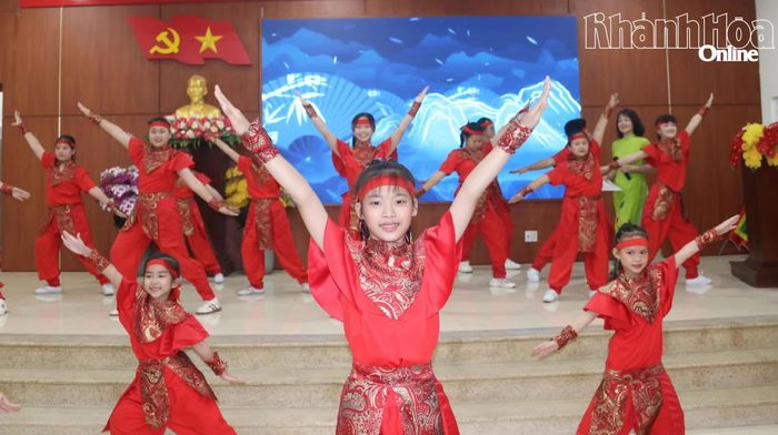 Một tiết mục văn nghệ chào mừng hội nghị.