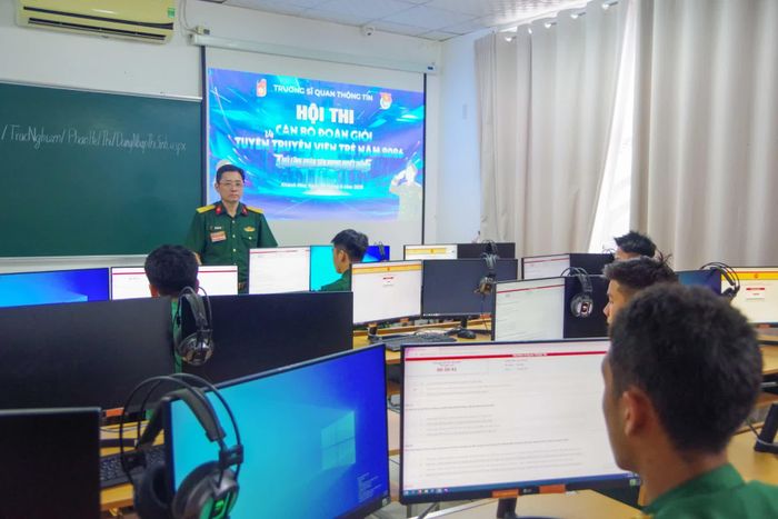 Các thí sinh thi kiến thức bằng hình thức trắc nghiệm trên máy tính.