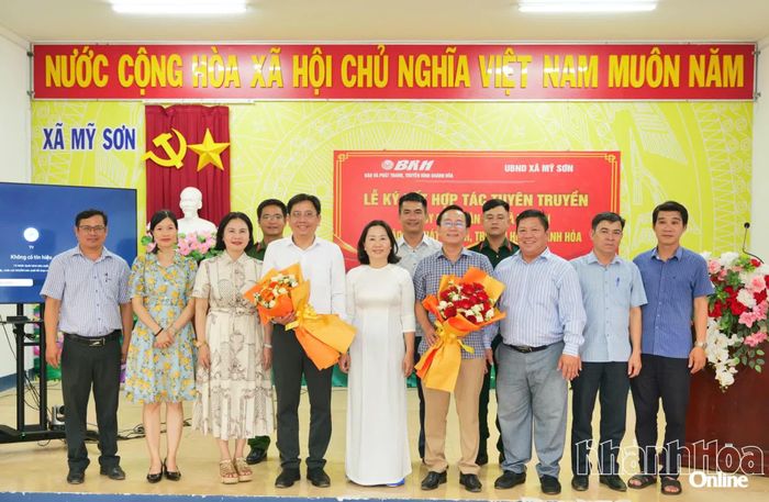 Lãnh đạo Đảng ủy xã Mỹ Sơn tặng hoa chúc mừng 2 đơn vị.