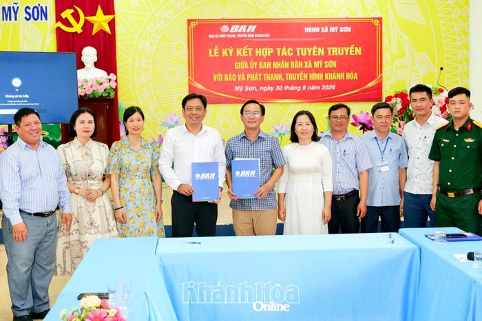 Báo và Phát thanh, Truyền hình Khánh Hòa và UBND xã Mỹ Sơn ký kết biên bản ghi nhớ phối hợp tuyên truyền.