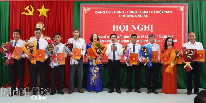 Lãnh đạo Đảng ủy phường Bảo An trao quyết định và tặng hoa chúc mừng các chi bộ tổ dân phố mới. 