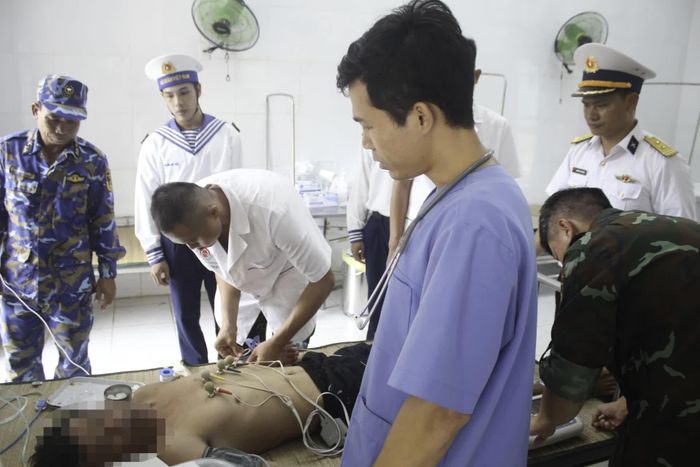 Các y, bác sĩ cấp cứu ngư dân.