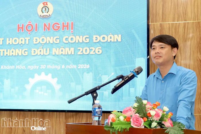 Ông Bùi Hoài Nam - Chủ tịch Liên đoàn Lao động tỉnh phát biểu tại hội nghị.