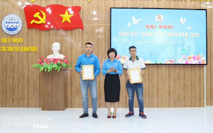 Lãnh đạo Liên đoàn Lao động tỉnh trao giải cho các cá nhân đoạt giải Cuộc thi trực tuyến tìm hiểu an toàn vệ sinh lao động năm 2026.