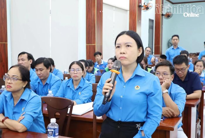 Đại diện các công đoàn cơ sở thảo luận tại hội nghị.