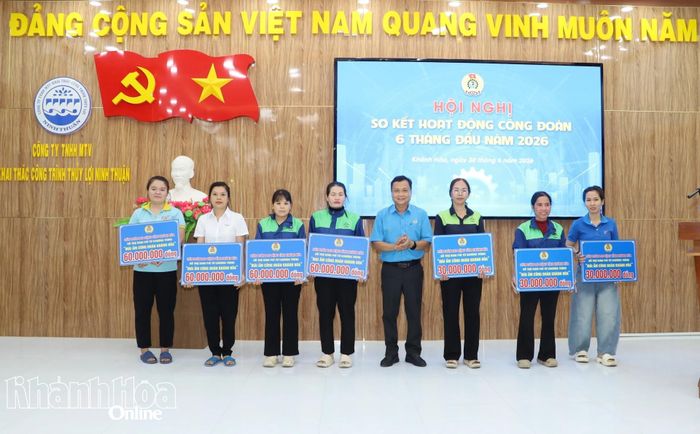 Lãnh đạo Liên đoàn Lao động tỉnh trao kinh phí hỗ trợ xây mái ấm cho đoàn viên, người lao động.