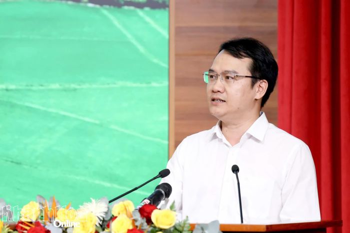 Lãnh đạo xã Vạn Thắng báo cáo tham luận tại hội nghị.