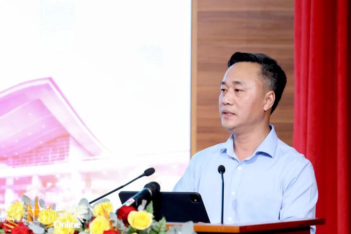 Chủ tịch UBND tỉnh Nguyễn Việt Hùng phát biểu tại hội nghị.