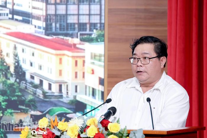 Lãnh đạo Sở Tài chính báo cáo tại hội nghị.