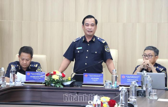 Lãnh đạo Chi cục Hải quan khu vực XIII phát biểu tại hội nghị.