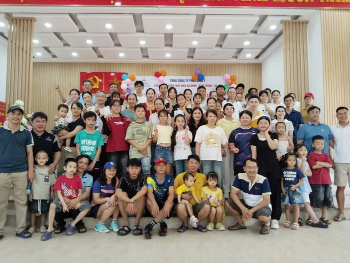 Các gia đình hân hoan chụp ảnh lưu niệm.