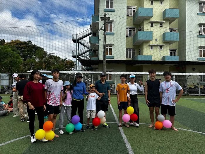 Các gia đình tham gia trò chơi tài năng đạp bóng.