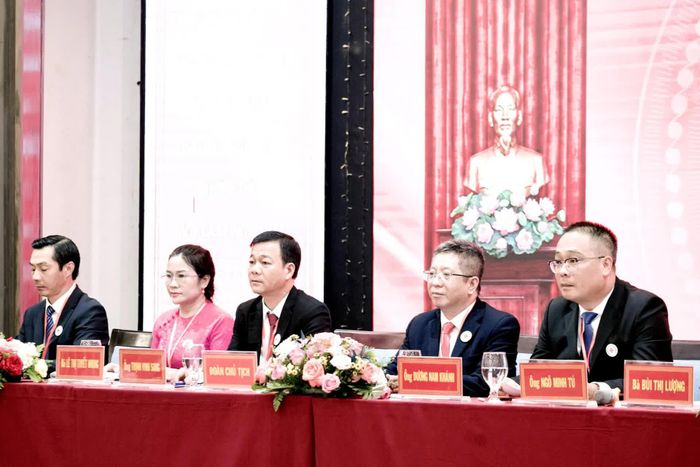 Đoàn Chủ tịch điều hành đại hội.