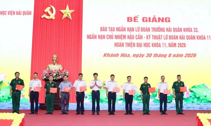 Trao chứng chỉ tốt nghiệp cho học viện đào tạo hoàn thiện đại học.