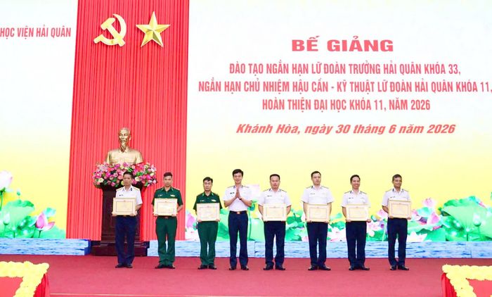 Thủ trưởng học viện trao giấy khen cho các học viên có thành tích tốt trong khóa học.