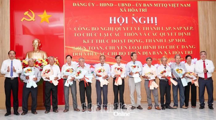 Lãnh đạo Đảng ủy xã Hòa Trí tặng hoa cho các cán bộ thôn nghỉ công tác.