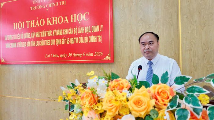 Đồng chí Mùa A Trừ - Tỉnh ủy viên, Bí thư Đảng ủy, Chủ tịch HĐND phường Tân Phong phát biểu tham luận tại hội thảo.