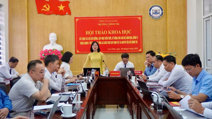 Đồng chí Vũ Thị Huệ - Trưởng khoa Nhà nước và Pháp luật báo cáo tóm tắt đề tài tại hội thảo.