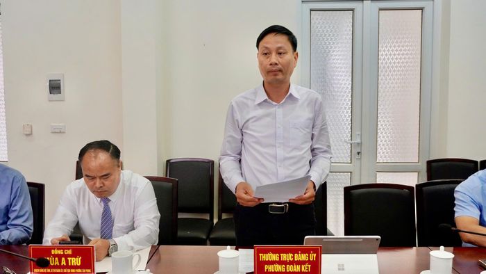 Đồng chí Trần Đình Tiến - Phó Bí thư Thường trực Đảng ủy, Chủ tịch HĐND phường Đoàn Kết phát biểu tham luận tại hội thảo.