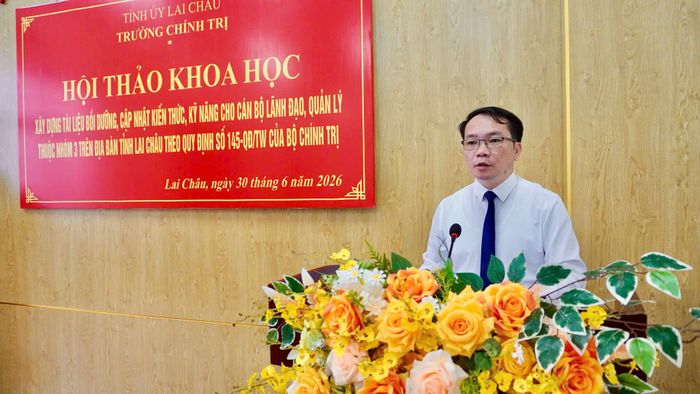 Đồng chí Lê Chí Công - Hiệu trưởng, Chủ tịch Hội đồng khoa học Trường Chính trị tỉnh phát biểu kết luận tại hội thảo.